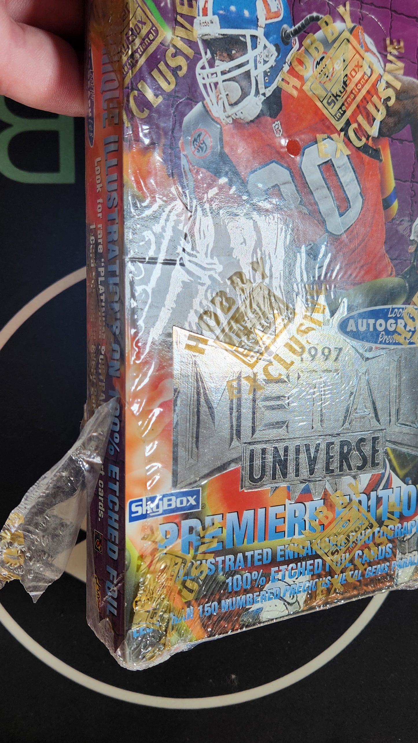 1997 Skybox Metal Universe Football Hobby Box (Red Dot)